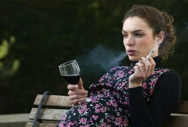 Il vizio del fumo colpisce anche le neomamme