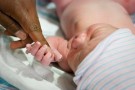 Donna partorisce prima per fare vedere la bimba al marito malato terminale Donna partorisce prima per fare vedere la bimba al marito malato terminale